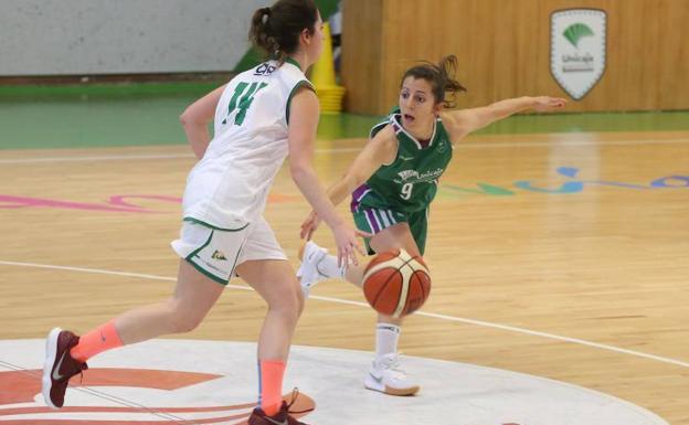 Una jugada del Unicaja- Náutico de Sevilla. /Salvador Salas