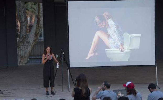 La ponente Ángela Villanueva, durante su exposición/Álvaro Cabrera