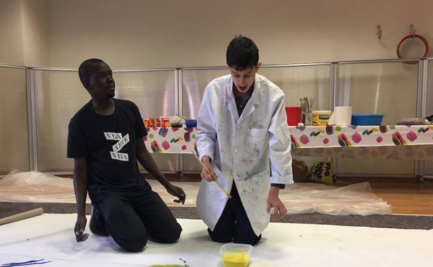 Imagen del encuentro que ha tenido lugar esta mañana con el artista de Mali Amadou Sanogo.