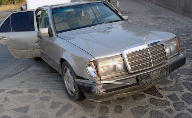 Uno de los coches kamikaze utilizado para introducir inmigrantes. /Efe