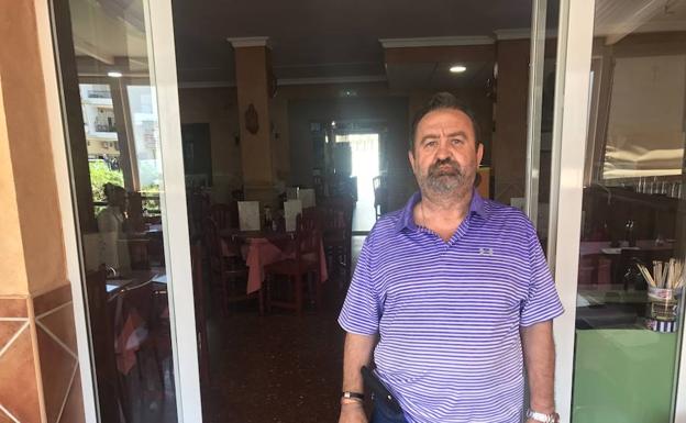 Sepúlveda regenta un popular restaurante de La Cala de Mijas. /I. G.