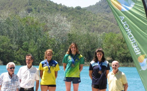 Paula Ruiz y María de Valdés (a su izquierda, de azul), en el podio ayer en Bañolas. /Sur