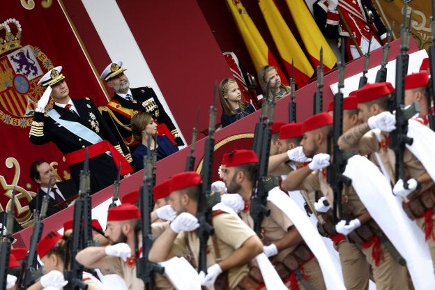 Los Reyes y las infantas Leonor y Sofia, durante el desfile la fiesta nacional en octubre de 2015. :: Javier lizón / EFE/