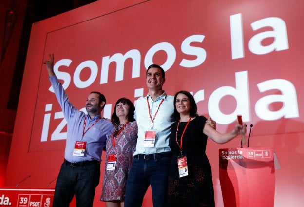 José Luis Ábalos, Cristina
Narbona y Adriana Lastra
acompañan a Pedro
Sánchez. :: ÓSCAR DEL POZO
/