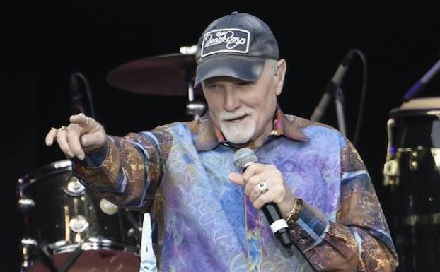 Mike Love, el único miembro fundador que queda en la banda, en un concierto.