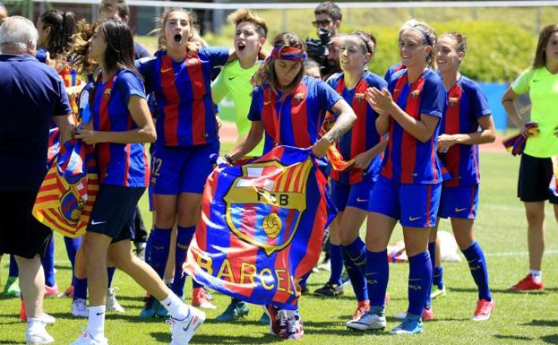 Las jugadoras del Barcelona celebran su título de Copa. /EFE