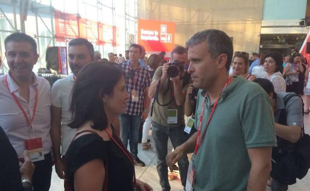 López dialoga con la vicesecretaria general, Adriana Lastra. /Sur