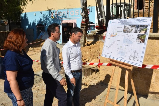 José Bernal y Blanca Fernández supervisan el proyecto con un técnico de obras./Josele-Lanza -