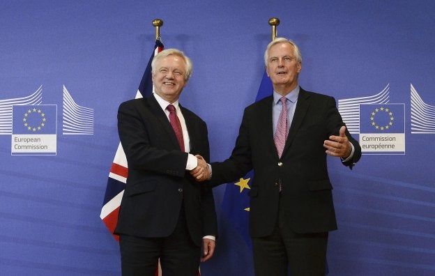 David Davis y Michel Barnier se estrechan la mano, ayer en la sede de la Comisión Europea, en Bruselas. :: John Thys / afp/