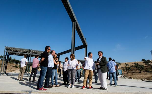 Representantes institucionales, ayer en el emplazamiento del futuro centro de visitantes, cerca del acceso sur del Caminito del Rey./Fernando Torres