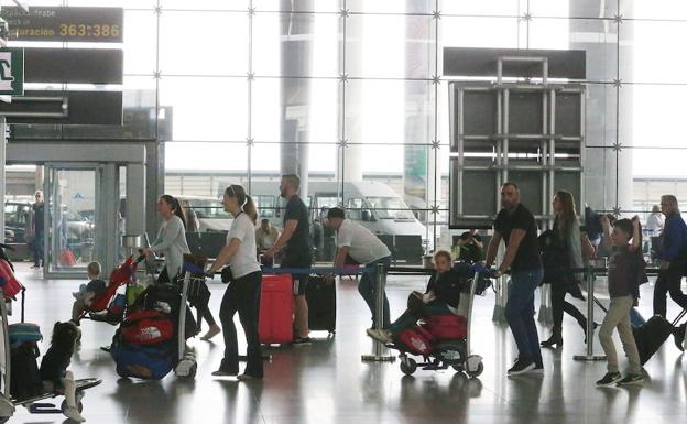 Pasajeros en la terminal T3 del aeropuerto de Málaga, que está cada año más concurrida.