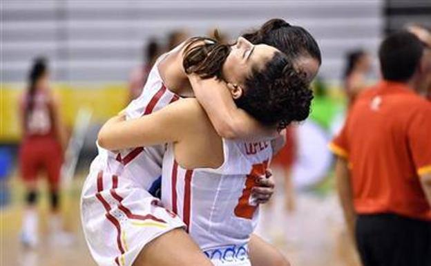 Las españolas celebran su clasificación para la final.