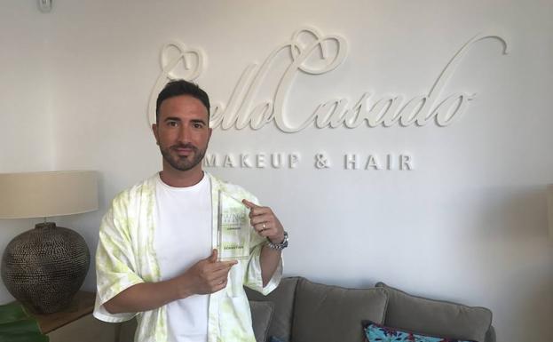 Óscar Coello ha expuesto su premio justo a la entrada de su salón de peluquería y maquillaje.