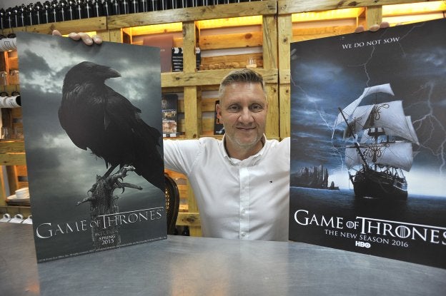 Peter Wertel Soler, en su oficina de Fresco Film, con los carteles de 'Juego de Tronos', cuyo rodaje en España dirige este productor.