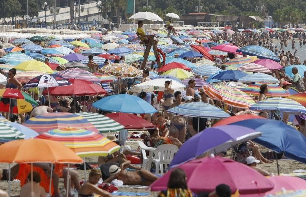 Una playa de Alicante llena de cientos de bañistas durante la ola de calor que azota al país esta semana.