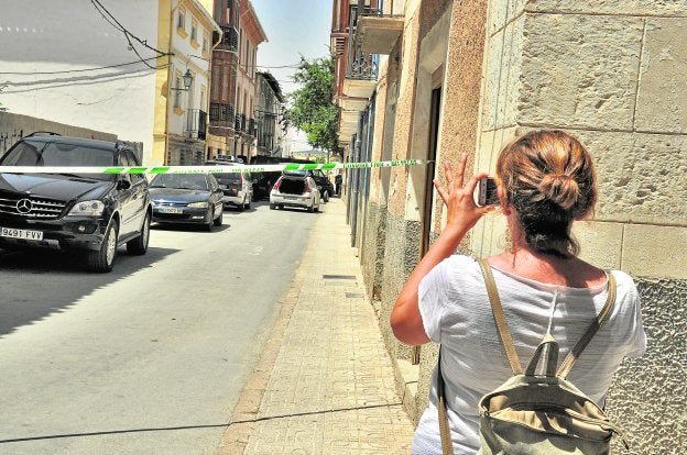 Una vecina fotografía el despliegue de medios tras descubrirse el fatal suceso.