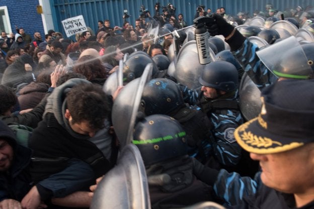 Trabajadores de Pepsico se enfrentan a la policia argentina, el jueves, durante el desalojo de la fábrica. :: efe
