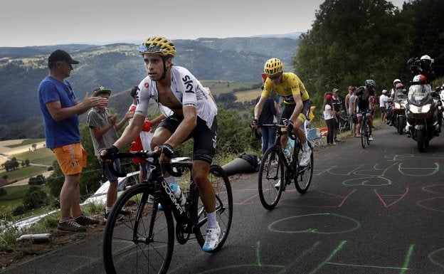 Mikel Landa tira de Froome,
que a la conclusión de la
etapa agradeció la ayuda del
corredor español. :: efe
