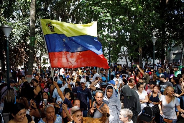 Miles de venezolanos salieron a la calle para participar en el simbólico acto electoral convocado por la oposición. :: reuters