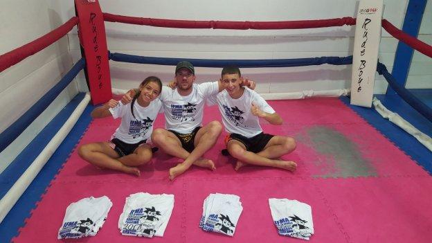 Clara Guerrero, David Guerrero e Ismael Badrezzamane, con las camisetas que tienen en venta.