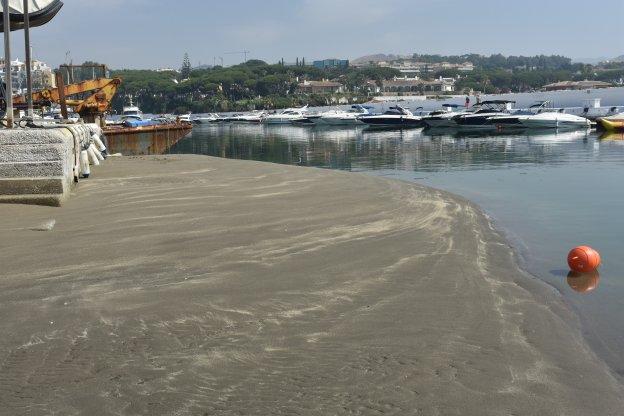 Lengua de arena junto a la bocana, que mantiene inutilizada la gasolinera del puerto y que avanza hacia la calle central.