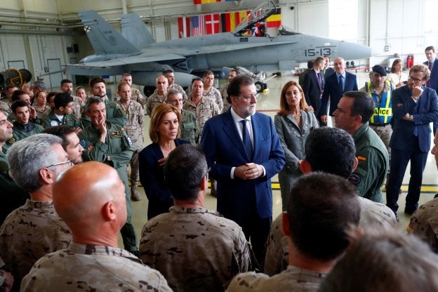 Rajoy y Cospedal charlan ayer en la base de Ämari con el contigente español. :: Ints Kalnins/Reuters.