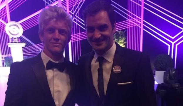 Davidovich, junto a Federer durante la cena de gala a la que asistieron los ganadores del torneo.