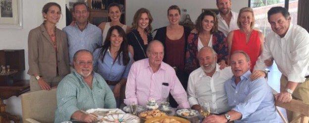 Arévalo (a la izquierda) compartió en las redes la foto con don Juan Carlos, la infanta Elena y Bertín.