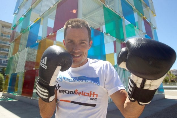 García posa con sus guantes de entrenamiento y ropa de trail, en referencia a los dos deportes que marcan su vida. :: paula hérvele