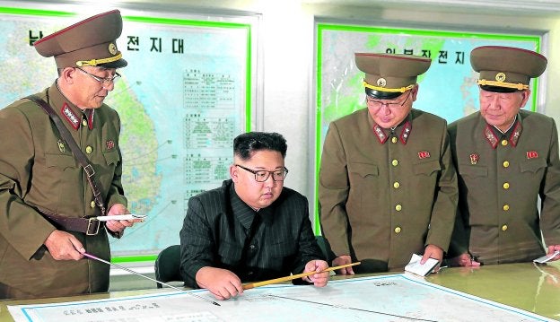El líder norcoreano Kim Jong-un inspecciona los planes de lanzamiento de misiles hacia Guam. :: efe