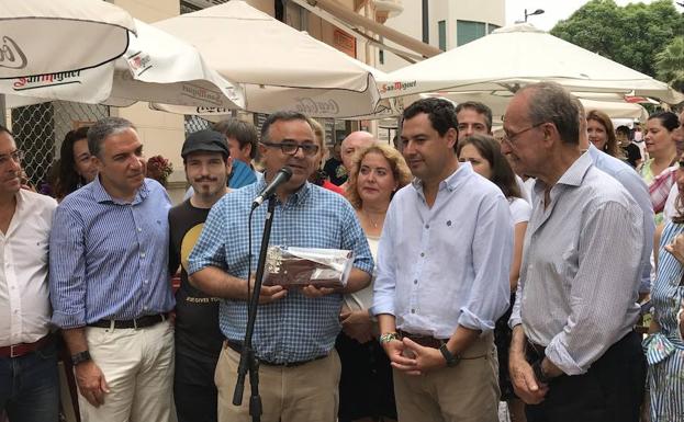Juanma Moreno, durante su visita a la Feria de Málaga.