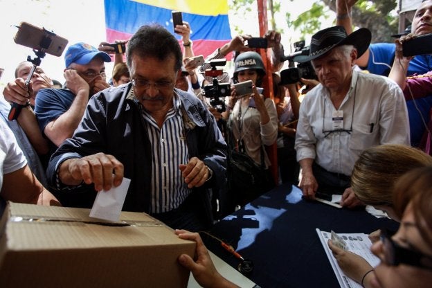 Germán Ferrer, marido de la fiscal Luisa Ortega. :: Nathalie Sayago / efe