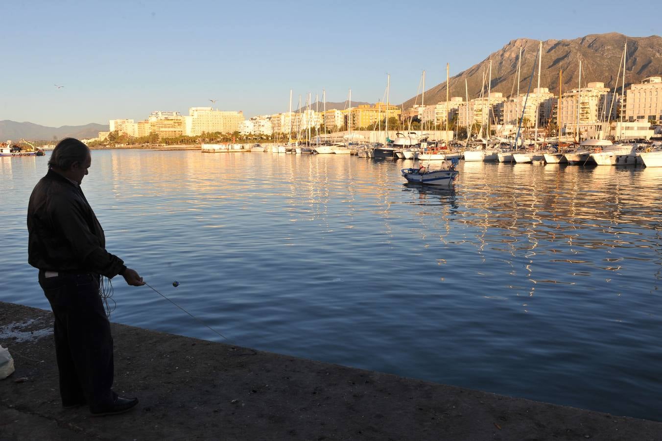 Vista del puerto de La Bajadilla, en Marbella (archivo).