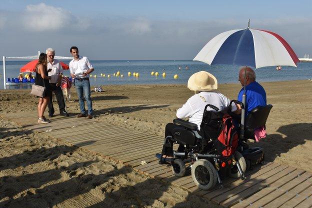 Zona de baño adaptado en la playa de La Bajadilla.