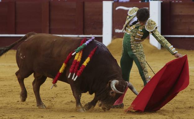 Ginés Marín toreando al natural al tercer toro de la tarde en La Malagueta./HUGO CORTÉS