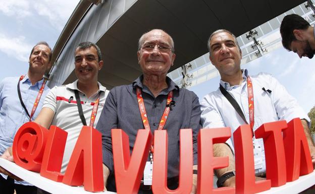 El director del Tour de Francia, Christian Prudhomme, el director de la Vuelta Ciclista a España, Javier Guillén, el alcalde de Malaga, Francisco de la Torre y el presidente de la Diputación de Málaga, Elias Bendodo, durante la presentación de la salida de la Vuelta Ciclista a España 2018 hoy en la localidad francesa de Nimes.