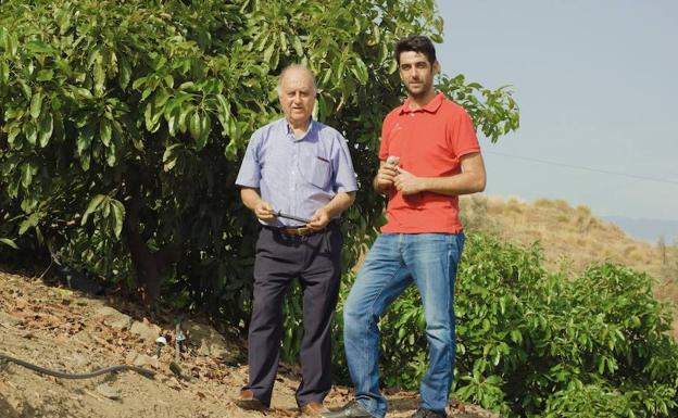 Antonio y Ernesto Rico, con algunos de los dispositivos de su sistema de riego en su finca/SUR