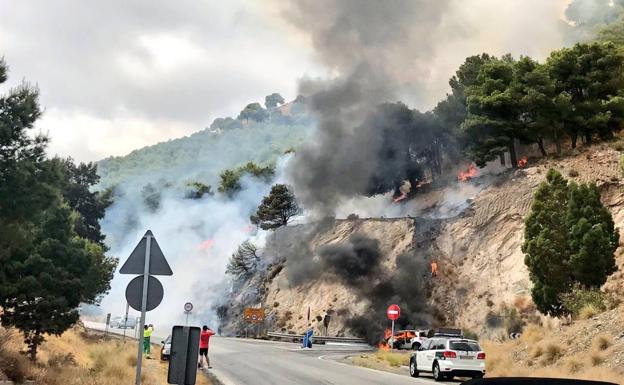 Imagen vehículo en llamas que, al parecer, provocó el incendio./Francisco Rico
