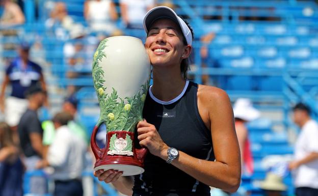 Garbiñe Muguruza posa con el trofeo de Cincinnati.