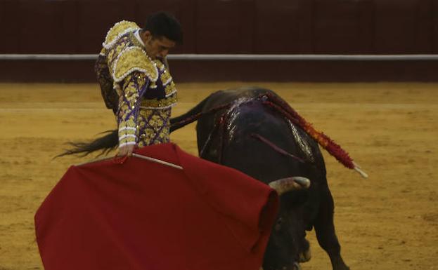 Derechazo de Talavante al quinto de la corrida, al que cortó una oreja./Hugo Cortés