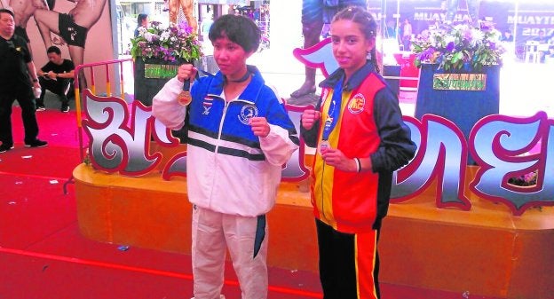 Clara Guerrero muestra su medalla de plata. sur