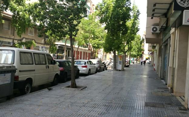 Vista de un tramo de la Alameda de Capuchinos donde piden que instalen unos bancos.