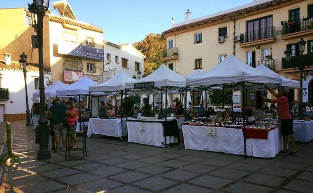 Un mercadillo de la asociación Atenea, en la plaza San Miguel.