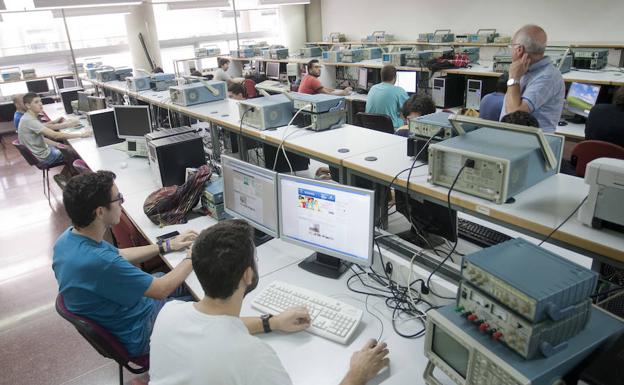 Estudiantes en el laboratorio de Electrónica Digital.