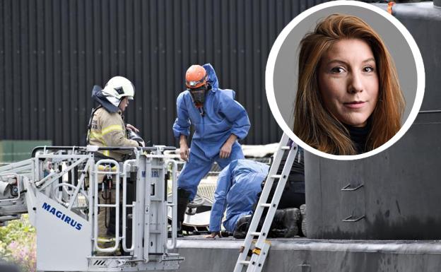 La periodista fallecida Kim Wall (derecha) y algunos investigadores analizando el ''UC3 Nautilus' tras reflotarlo.