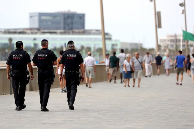 Varios mossos patrullan el sábado por el paseo marítimo de Barcelon. :: s. barrenechea / efe
