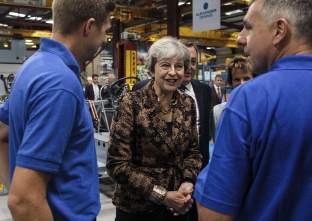 La primera ministra británica, Theresa May, en su visita a una fábrica en el sur de Londres. :: afp