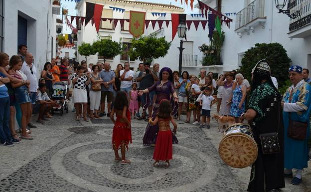 Las calles y plazas del casco histórico, conocido como el ‘Barribarto’, se llenan de bailes y espectáculos musicales.
