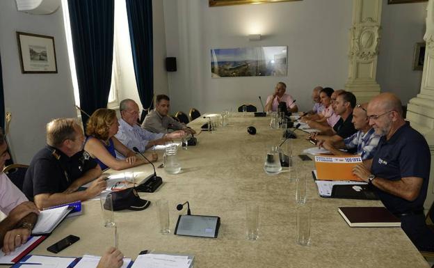 El alcalde, en su reunión con el sector del taxi este jueves.