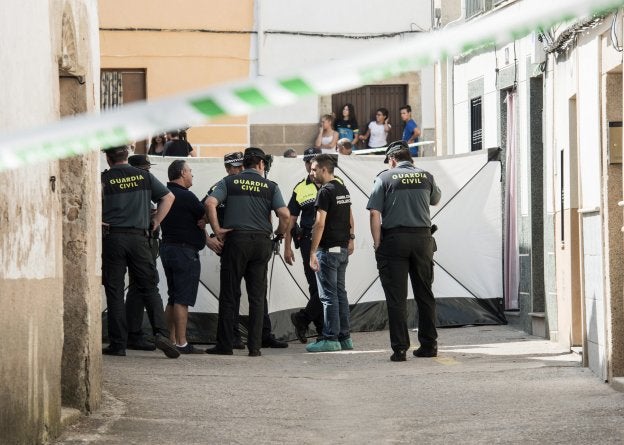 Efectivos de la Guardia Civil, ayer, en la casa de Arroyo de la Luz donde se produjo el asesinato. :: efe